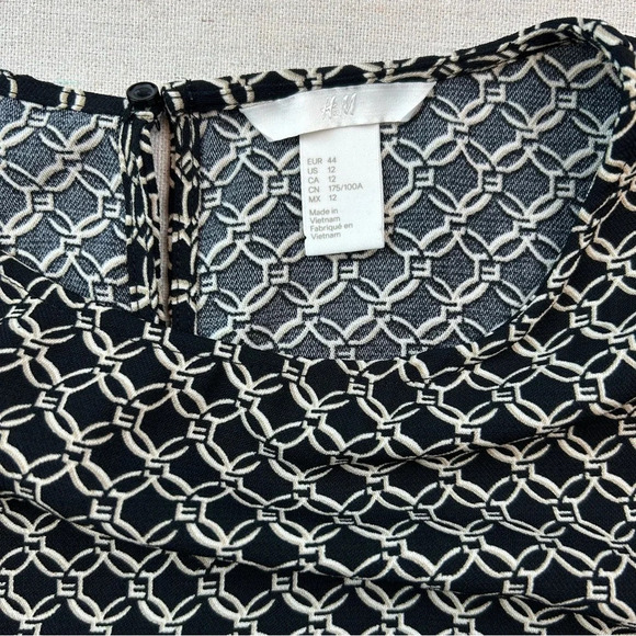H&M Dress Black & Beige Unlined Geometeric Pattern Long Sleeve, Size 12 - Picture 3 of 8